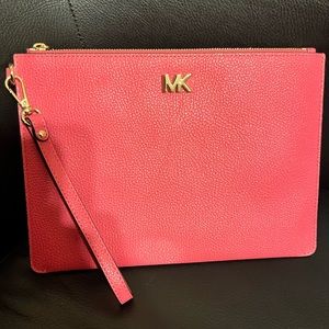 Hot pink wristlet. I’m good condition. Leather is a little faded in one spot